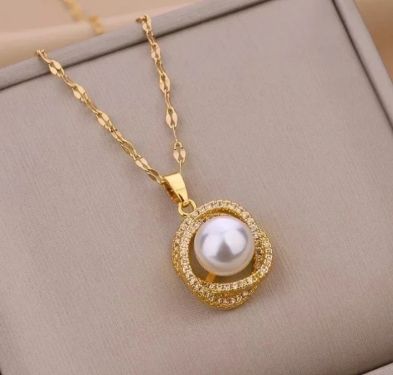 Retro Pearl Necklace